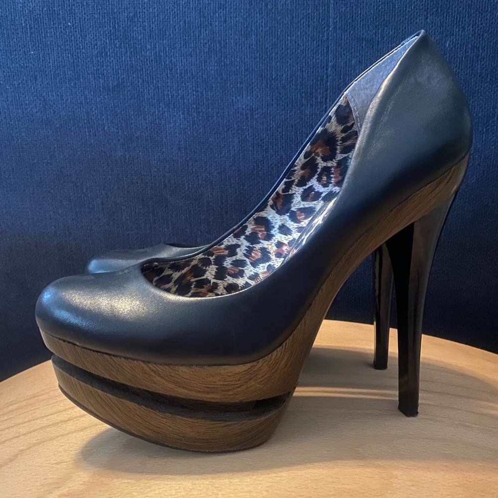 Jessica Simpson heels Black and Wooden with animal print interior. Size 7.5